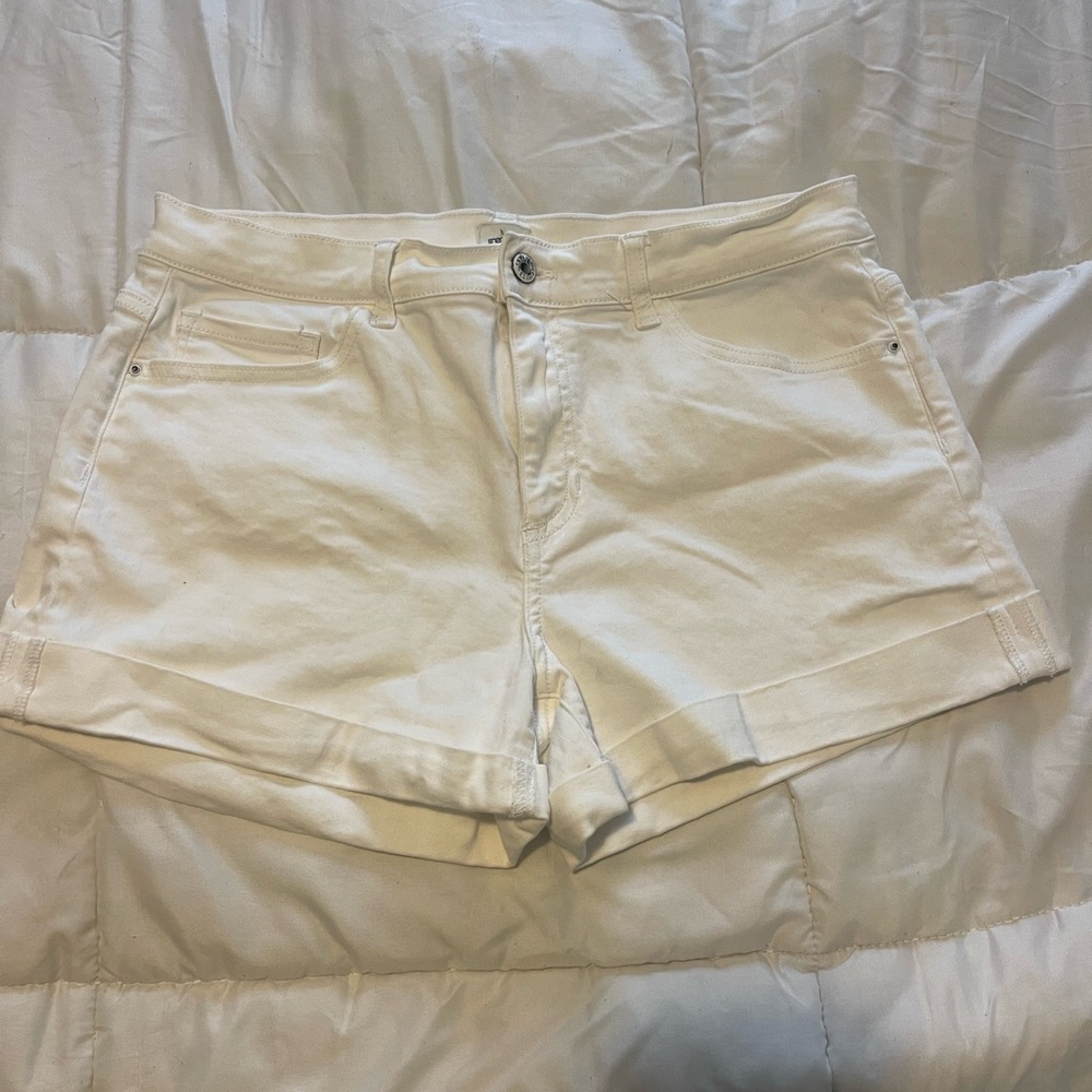 Mid rise White shorts